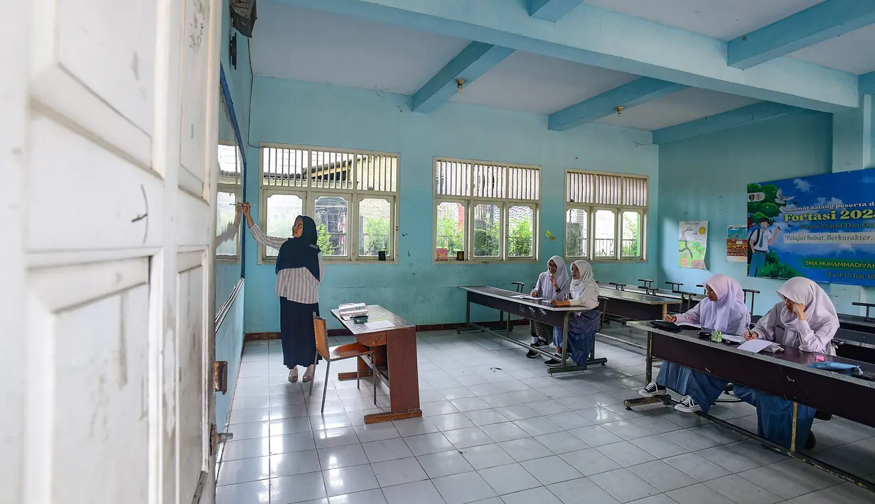 Memasuki tahun ajaran 2025/2026 jumlah murid baru baru di SMA Muhammadiyah 1 Depok hanya berjumlah empat orang. (merdeka.com/Arie Basuki)