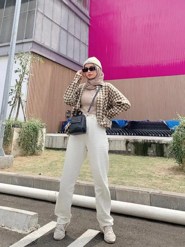 8 Ide Padu Padan Celana Jeans Putih Bagi Wanita Berhijab, Chic dan Trendy!