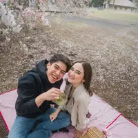 El Rumi dan Syifa Hadju serasi dengan layering outfit saat picnic date. [@syifahadju],