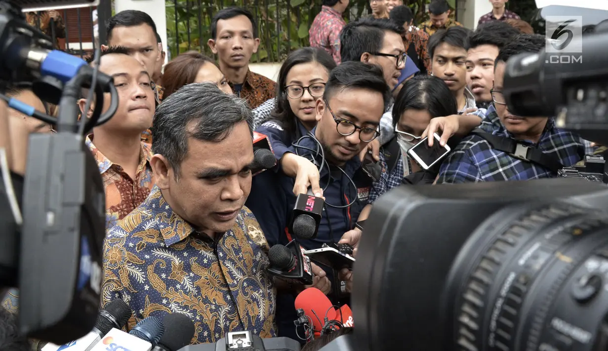 Sekjen Partai Gerindra Ahmad Muzani memberi keterangan saat tiba di rumah Prabowo Subianto di Jakarta, Kamis (9/8). Sejumlah petinggi Gerindra dan PAN mulai berdatangan jelang deklarasi capres-cawapres. (Merdeka.com/Iqbal Nugroho)