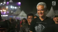 Gubernur Jawa Tengah, Ganjar Pranowo tiba untuk menonton Jogjarockarta 2018 di Stadion Kridosono Yogyakarta (27/10). Ganjar datang untuk menyaksikan Band thrash metal asal AS Megadeth dan sejumlah musisi tanah air. (Fimela.com/Bambang E.Ros)