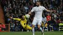 Striker Real Madrid, Karim Benzema, berupaya membobol gawang Sevilla yang dijaga Sergio Rico pada laga La Liga Spanyol di Stadion Santiago Bernabeu, Madrid, Minggu (20/3/2016). Madrid menang 4-0 atas Sevilla. (AFP/Pedro Armestre)