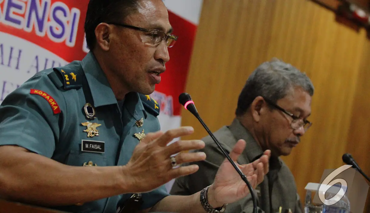 Direktur Bela Negara Direktorat Jenderal Potensi Pertahanan Kementerian Pertahanan Laksamana Pertama TNI M. Faisal (kiri) saat konferensi pers di Gedung Media Kementerian Pertahanan RI, Jakarta, Selasa (9/12/2014). (Liputan6.com/Faizal Fanani)