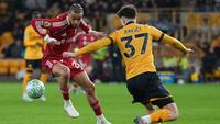 Hugo Ekitike berhadapan dengan Ladislav Krejci dalam laga Liga Inggris antara Wolverhampton vs Liverpool di Molineux Stadium, 4 Maret 2026. (AP Photo/Dave Shopland)