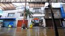 Situasi dan kondisi di kawasan pertokoan Pasar Baru, Jakarta, Kamis (2/1/2020). Pasca banjir yang melanda sejumlah titik di Jakarta pada Rabu (1/1), aktivitas perniagaan di kawasan Pasar Baru masih terlihat sepi dan sebagian toko masih tutup. (Liputan6.com/Helmi Fithriansyah)