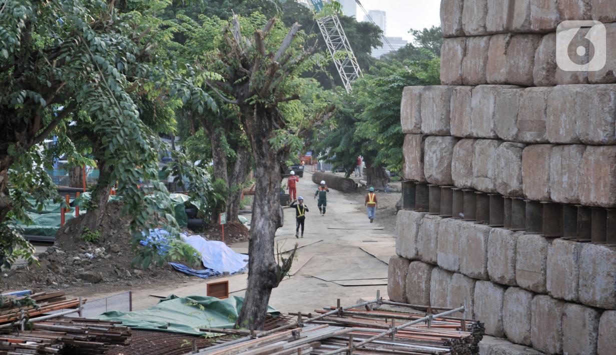 Aktivitas pekerja saat mengerjakan proyek revitalisasi Taman Ismail Marzuki (TIM), Jakarta, Selasa (26/11/2019). Pembangunan hotel berbintang di proyek revitalisasi TIM menuai penolakan dari seniman karena dinilai menjadi area komersial serta menggangu ruang berekspresi. (merdeka.com/Iqbal Nugroho)