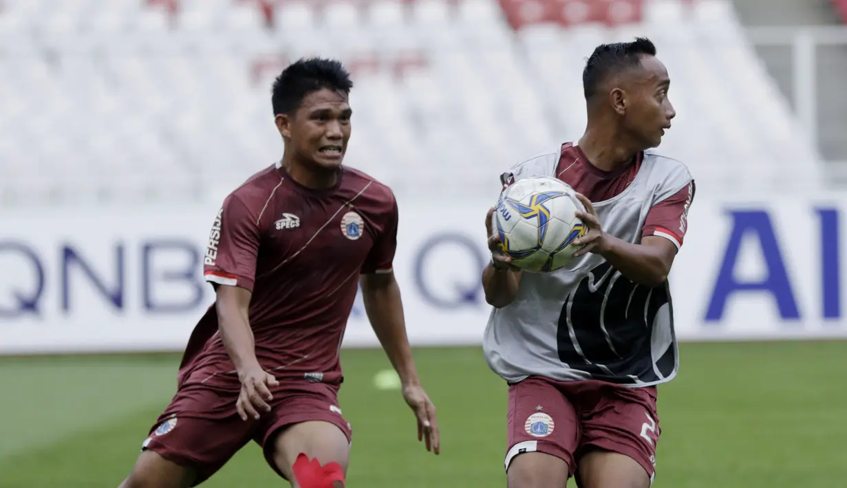 Pemain Persija Jakarta, Sandi Sute berebut bola dengan Nugroho melakukan latihan jelang laga Piala AFC di SUGBK, Jakarta, Senin (22/4). Persija akan berhadapan dengan Ceres-Negros. (Bola.com/M Iqbal Ichsan)