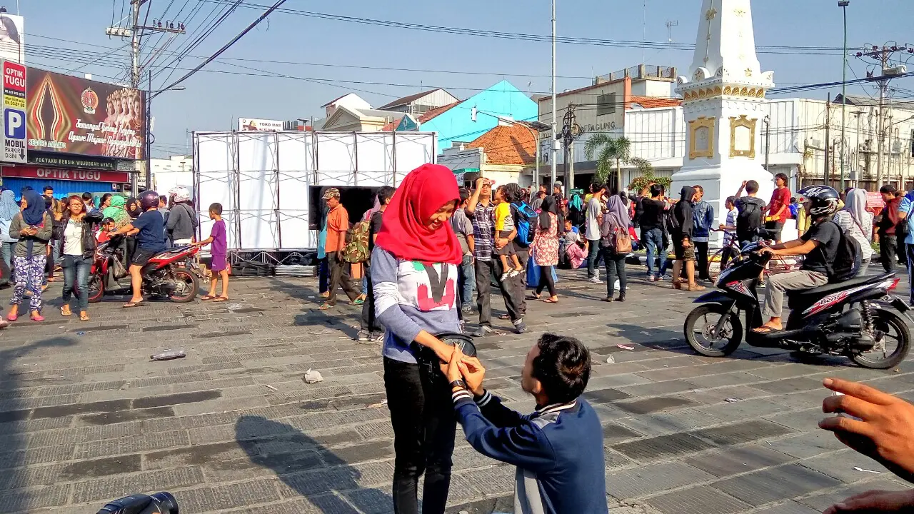 Gerhana Matahari jadi Saksi Lamaran Pasangan Ini