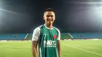 Striker PS TNI, Muhammad Dimas Drajad tampil apik saat PS TNI mengalahkan Persela Lamongan 4-2, sekaligus memastikan PS TNI ke babak 8 besar Piala Jenderal Sudirman. (Bola.com/Zaidan Nazarul)