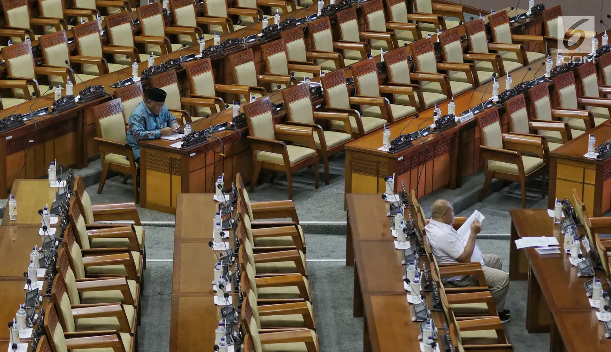 Sejumlah anggota DPR mengikuti Rapat Paripurna penutupan masa persidangan IV tahun 2018-2019, di kompleks Parlemen, Jakarta, Kamis (28/3). Rapat Paripurna tersebut diwarnai oleh kursi kosong. Berdasarkan daftar kehadiran, dari 560 anggota DPR hanya 299 orang yang hadir. (Liputan6.com/Johan Tallo)