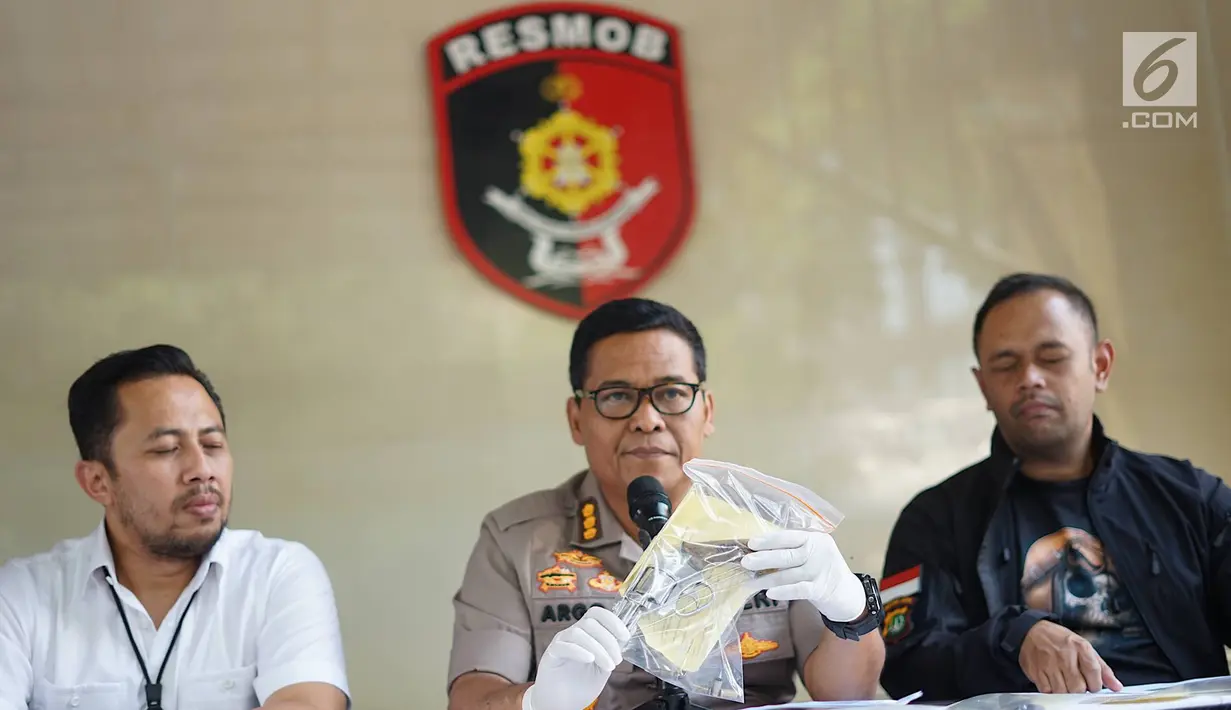 Kabid Humas Polda Metro Jaya Kombes Argo Yuwono menunjukkan senjata api rakitan di Polda Metro Jaya, Jakarta, Kamis (4/7/2019). Polisi berhasil mengamankan barang bukti berupa satu buah sepeda motor, satu pucuk senjata api rakitan, dan tiga butir amunisi. (Liputan6.com/Immanuel Antonius)