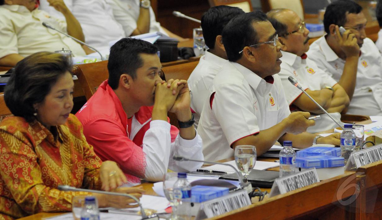 Suasana pertemuan antara KOI, KONI dan Komisi X, Jakarta, Senin (25/5/2015). Taufik Hidayat (tengah) meminta kepada DPR untuk tidak menuntut prestasi tinggi sedangkan fasilitas untuk para atlet tidak diberikan dengan baik. (Liputan6.com/Andrian M Tunay)