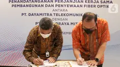 Dirut PT Alita Praya Mitra (Alita) Teguh Prasetya (kanan) dan Dirut PT Dayamitra Telekomunikasi, Tbk (Mitratel) Theodorus Ardi Hartoko (kiri) menandatangani naskah kerja sama pembangunan dan penyewaan jaringan fiber optik sepanjang 6.000 KM, di Jakarta, Jumat (24/12/2021). (Liputan6.com/HO/Alwi)