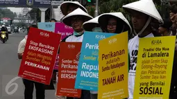 Para pengunjuk rasa melakukan aksi di depan gedung KKP, Jakarta (21/11). Aksi ini mengajak masyarakat Indonesia untuk menjaga sumber daya kelautan dari ancaman kerusakan dan penangkapan ikan ilegal. (Liputan6.com/Faizal Fanani)