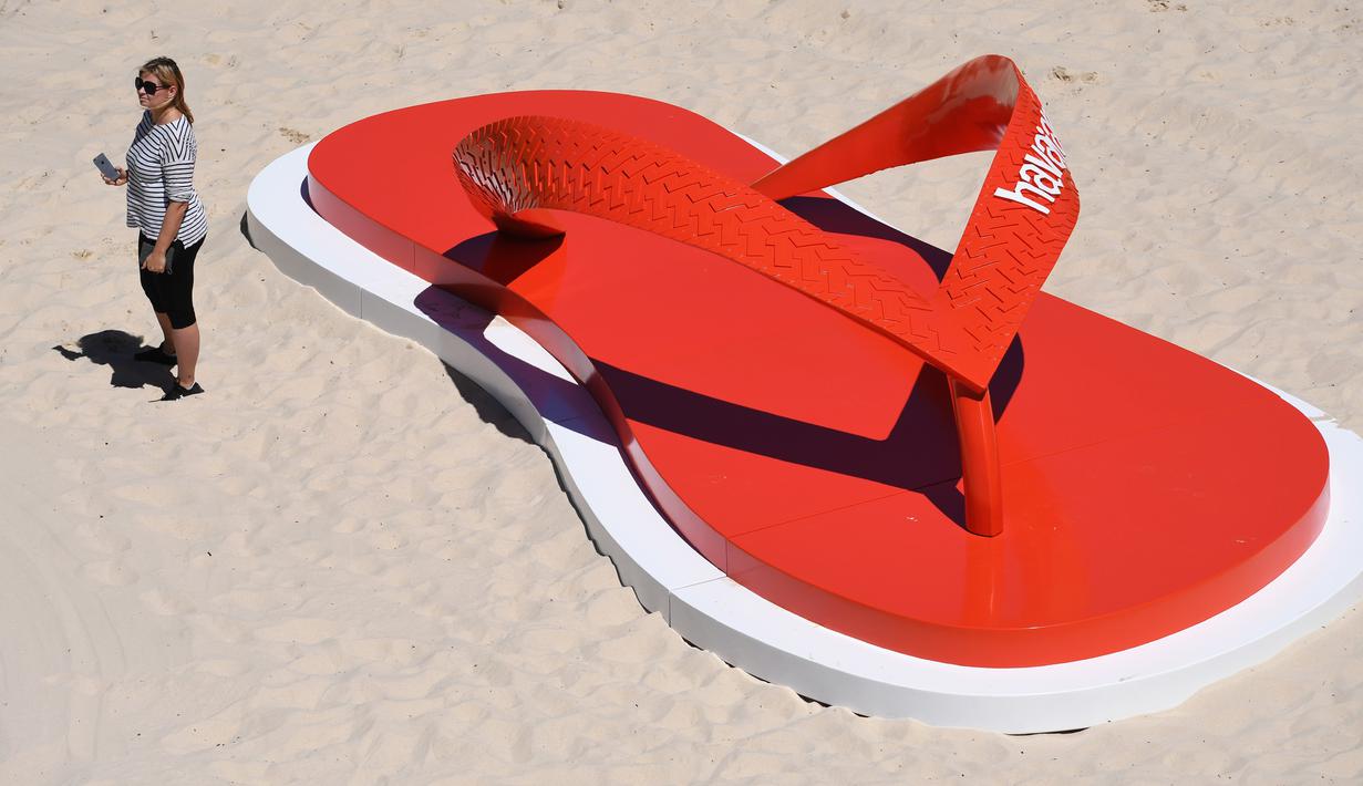  Sandal  Jepit Hingga Kepala Badak Raksasa  Jadi Tontonan 