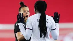 Rebbeca Welch juga tercatat menjadi wasit wanita pertama yang memimpin pertandingan di Divisi Championship pada April 2021 dan putaran ketiga Piala FA pada Januari 2022 lalu. Selain menjabat sebagai wasit reguler liga wanita WSL, Welch juga tampil di Piala Dunia Wanita awal tahun ini. (AFP/NTB/Frederik Ringnes)