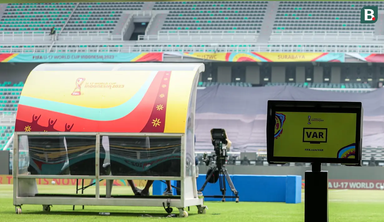 <p>Monitor Video Assistant Referee (VAR) yang digunakan untuk Piala Dunia U-17 2023 terpampang di area keluar masuknya pemain ke lapangan Stadion Gelora Bung Tomo, Surabaya, Kamis (9/11/2023). (Bola.com/Bagaskara Lazuardi)</p>