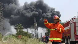 Petugas pemadam kebakaraan berada di lokasi kebakaran gardu induk PLN di Kembangan, Jakarta Barat, Rabu (2/9/2015). Akibat kebakaran ini, PLN terpaksa memadamkan jaringan listrik di sejumlah titik di Jakarta dan Tangerang. (Liputan6.com/Gempur M Surya)