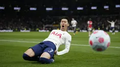 Pemain Tottenham Hotspur Son Heung-min (kiri) melakukan selebrasi usai mencetak gol ke gawang Arsenal pada pertandingan sepak bola Liga Inggris di Stadion Tottenham Hotspur, London, Inggris, 12 Mei 2022. Tottenham Hotspur menang 3-0. (AP Photo/Matt Dunham)