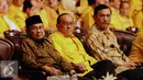 BJ Habibie (kiri) saat menghadiri pembukaan Rapimnas Partai Golkar 2016 di Jakarta, Sabtu (23/1/2016). Rapimnas digelar setelah Mahkamah Partai merekomendasikan penyelesaian konflik lewat Munas. (Liputan6.com/Helmi Fithriansyah)