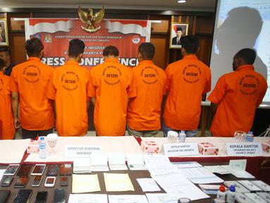 Delapan warga negara India dihadirkan saat rilis sindikat internasional di Kantor Imigrasi Jakarta Pusat, Rabu (18/1). Mereka diduga melakukan pemalsuan dokumen keimigrasian seperti visa dan cap keimigrasian. (Liputan6.com/Immanuel Antonius) 
