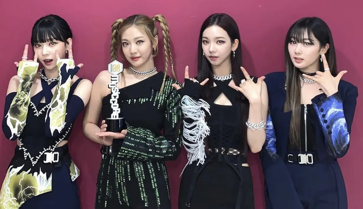 Menjadi anak bungsu di agensinya, Aespa menjadi kebanggan karena kerap kali mendapatkan penghargaan. Kali ini, keempatnya mengenakan pakaian serba hitam yang tak biasa.@aespa_official
