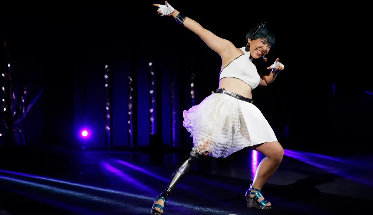 Atlet Paralympian Jepang, Kaede Maegawa berpartisipasi dalam fashion show bertajuk "Amputee Venus Show" di Tokyo, Selasa (25/8/2020). Fashion show tersebut menandai pembukaan Paralympic Games yang rencananya akan dibuka pada 24 Agustus 2021 mendatang. (AP Photo/Hiro Komae)