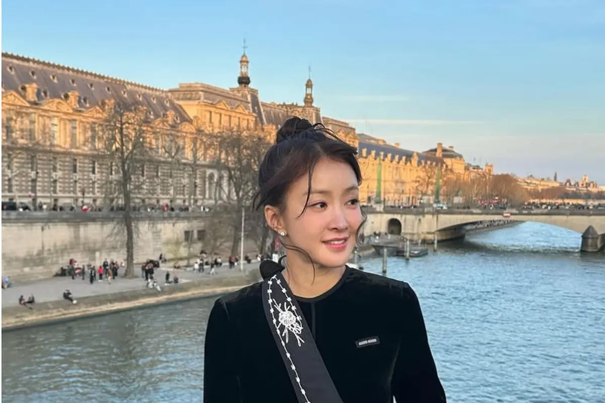 Gaya Stylish Lee Si Young saat Berada di Paris