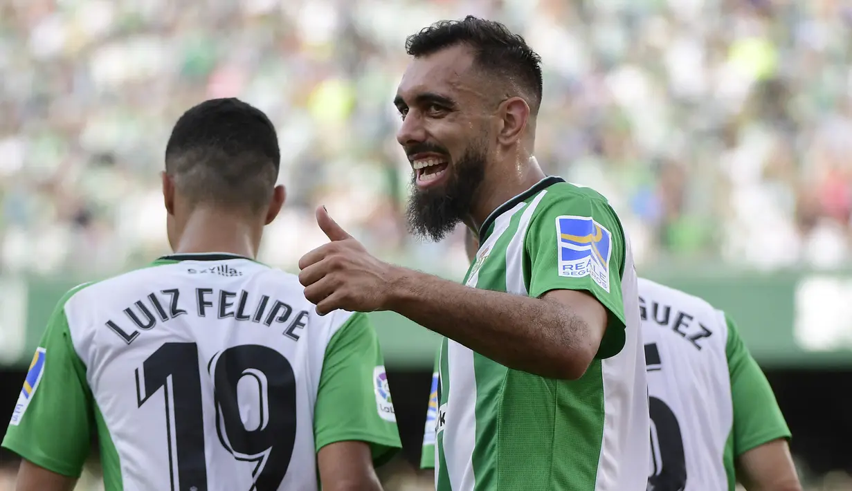 Borja Iglesias. Penampilan tajam striker berusia 29 tahun bersama Real Betis pada awal musim 20222/2023 dengan mengoleksi 8 gol dan 3 assist dalam 13 laga di Liga Spanyol ternyata tak membuat Luis Enrique menjatuhkan pilihan kepadanya untuk berlaga di Piala Dunia 2022 Qatar. Delapan penyerang lainnya lebih diyakini Luis Enrique untuk memainkan skema permainan racikannya. (AFP/Cristina Quicler)