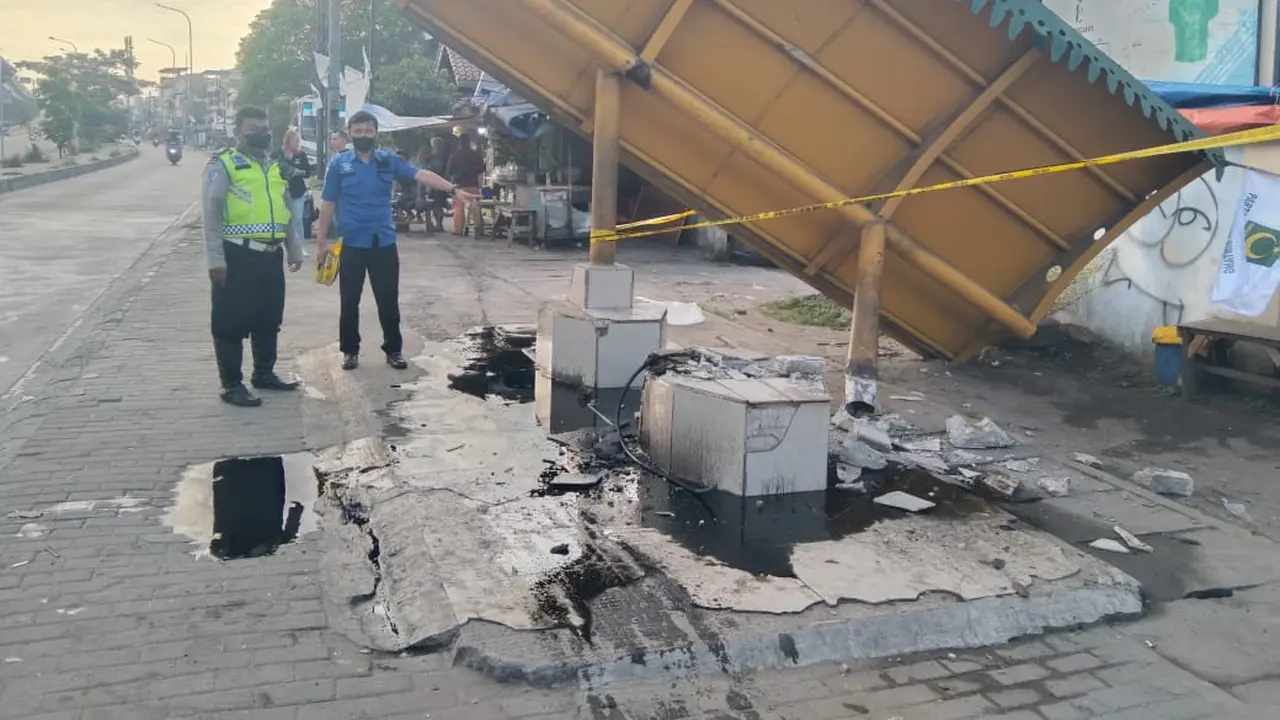 Truk Trailer Kecelakaan di Koja