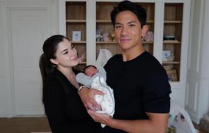 Pangeran Abdul Mateen dan Anisha Rosnah menunjukkan wajah anak pertama mereka. (dok. Tangkapan layar Instagram @tmski/