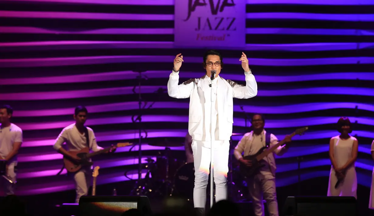 Kemudian ia melanjutkan menyanyikan lagu yang pernah dipoluerkan oleh George Michael. Afgan pun mengutarakan perasaan dan alasannya yang menyukai lagu tersebut sampai kapanpun.  (Adrian Putra/Bintang.com)