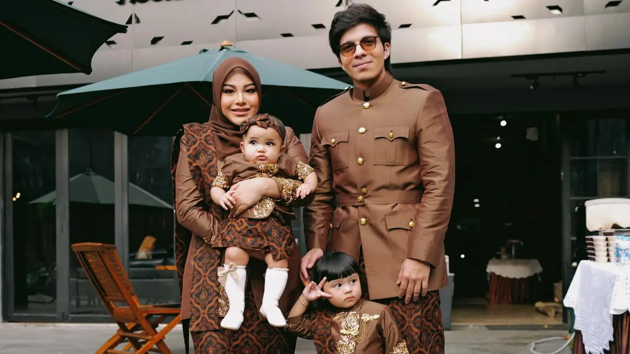 Keluarga Atta Halilintar dan Aurel Hermansyah dalam tedak siten Azura
