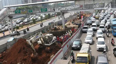 Kendaraan melintas di samping proyek kereta api ringan atau Light Rapid Transit (LRT) Jabodetabek di kawasan Cawang, Jakarta Timur, Selasa (22/8). (Liputan6.com/Immanuel Antonius)