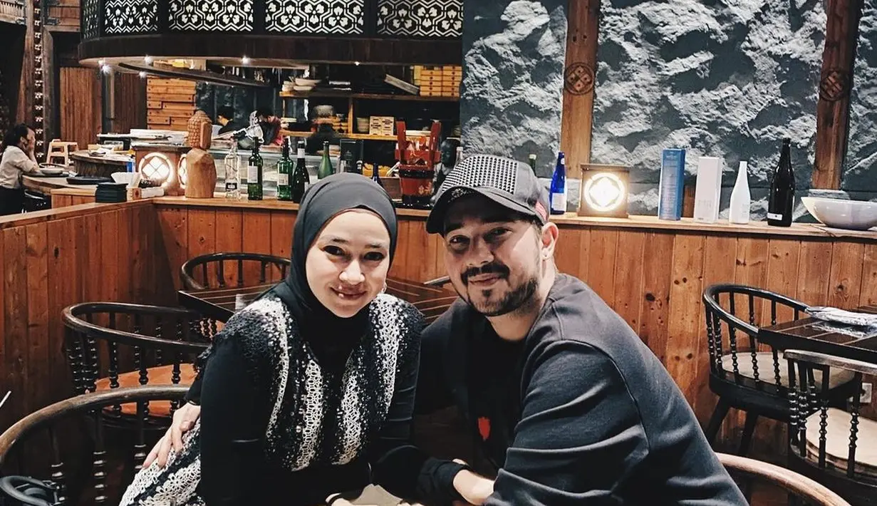 Sudah layak disebut couple goals belum? Rumah tangga Aryani Fitriana dan Donny Michael tampak harmonis dan jauh dari kabar miring, lho! (FOTO: instagram.com/aryanifitriana24)