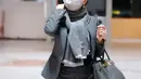 Fashion airport serba hitam yang digunakan oleh kakak Krisdayanti ini juga mendapat pujian netizen. Pasalnya, dirinya tetap terlihat menawan meski menggunakan busana serba hitam lengkap dengan masker wajah. (Liputan6.com/IG/@yunishara36)