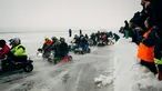 Peserta berkompetisi dalam kejuaran balap mesin potong rumput tahunan di Lavia, Finlandia, 9 Februari 2019. Para pembalap harus menyelesaikan sebanyak mungkin putaran di area pertandingan yang tertutup salju. (Alessandro RAMPAZZO/AFP)