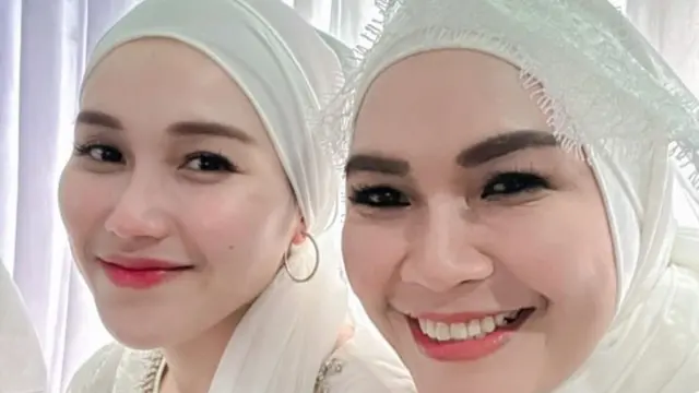 Kedekatan Ayu Ting Ting dan sang ibu jadi sorotan. (credit: instagram.com/mom_ayting92_)