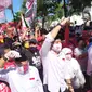 Pasangan bakal calon wali kota dan wakil wali kota Surabaya, dari PDI Perjuangan, Eri Cahyadi- Armuji mengenakan kemeja putih tiba di kantor KPU Surabaya (Dian Kuniawan/Liputan6.com)