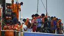 Personel Basarnas mengevakuasi korban selama simulasi penyelamatan pengungsi luar negeri di perairan Banda Aceh, Kamis (17/10/2019). Kegiatan diikuti peserta dari lintas stake holder terkait, termasuk unsur TNI, Polri, relawan dan pimpinan lembaga peduli bencana di Aceh. (CHAIDEER MAHYUDDIN/AFP)