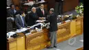 Ketua Komisi II Rambe Kamaru Saman memberikan Perppu Nomor 1 Tahun 2014 tentang Pilkada langsung, kepada Wakil ketua DPR RI Agus Hermanto (tengah) dalam sidang Paripurna, Jakarta, Selasa (20/1/2015). (Liputan6.com/Andrian M Tunay)