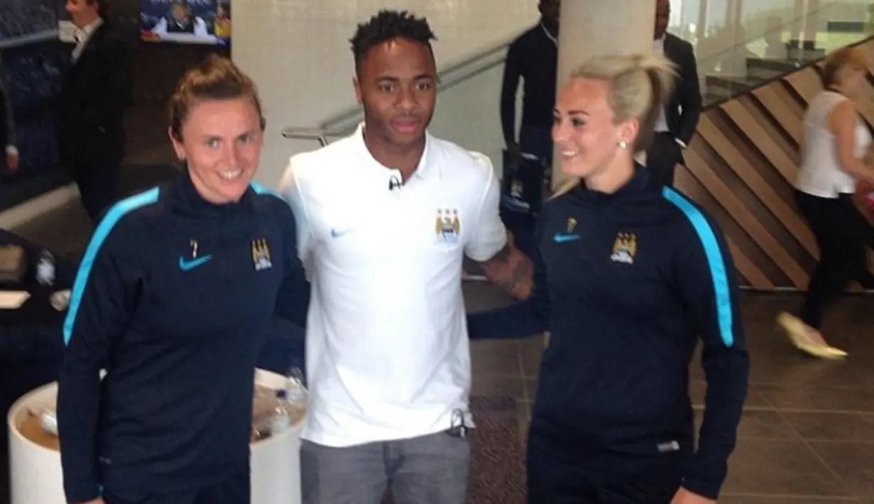 Raheem Sterling berpose dengan pemain putri Manchester City, Krystle Johnston (kiri) dan Toni Duggan. (Twitter.com)