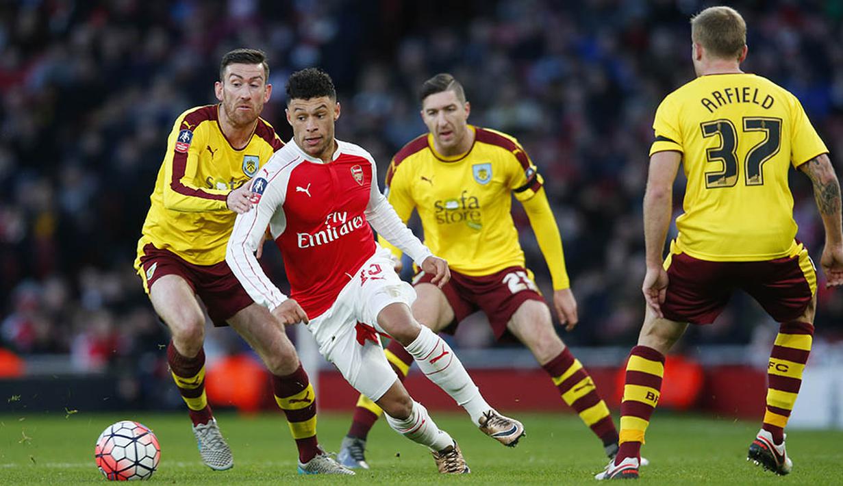 Gelandang sayap Arsenal, Oxlade Chamberlain, berusaha melewati hadangan pemain Burley, David Jones. Gol pertama Arsenal dicetak oleh Calum Chambers melalui umpan Alexis Sanchez. (Reuters/Eddie Keogh)