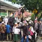 Massa pendukung Bahar Smith berdatangan Pengadilan Negeri (PN) Bandung, Jalan LLRE Martadinata, Kota Bandung, Jawa Barat, Selasa (16/8/2022). (Liputan6.com/ Ist)