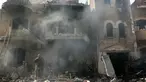 Seorang pria berdiri di depan puing-puing bangunan yang masih berasap di lokasi serangan udara Israel yang menargetkan sebuah lingkungan di Baalbeck di lembah Bekaa timur Lebanon pada 10 November 2024. (Nidal SOLH/AFP)