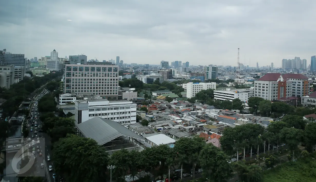 Gedung-gedung tinggi di Kawasan sekitar Abdul Muis, Jakarta,  (22/1). Pemerintah Provinsi (Pemprov) DKI Jakarta berencana sepanjang tahun 2016 ini akan melakukan pembelian lahan untuk dijadikan Ruang Terbuka Hijau (RTH). (Liputan6.com/Faizal Fanani)