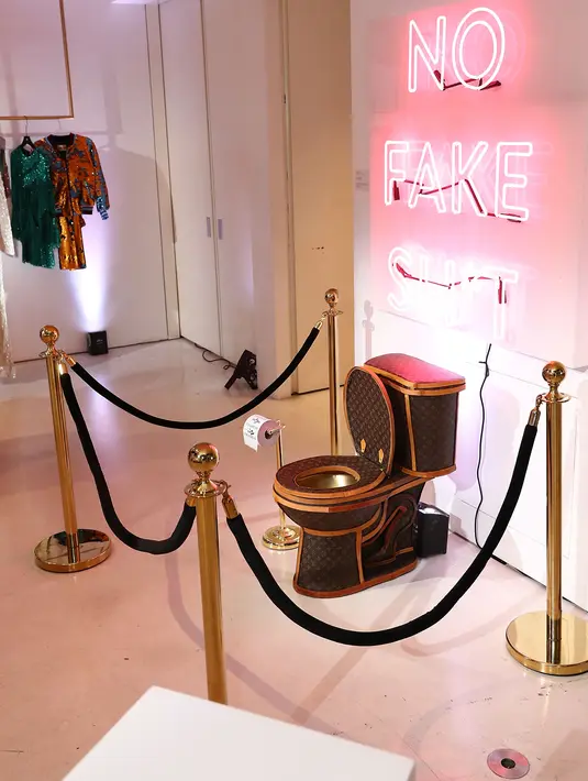 Toilet emas berlapis kulit tas Louis Vuitton dipamerkan dalam sebuah showroom di California, Los Angeles, 8 November 2017. Dibutuhkan 24 tas dengan kisaran harga yang juga berbeda untuk melapisi toilet emas itu. (Joe Scarnici/Getty Images for Tradesy/AFP)