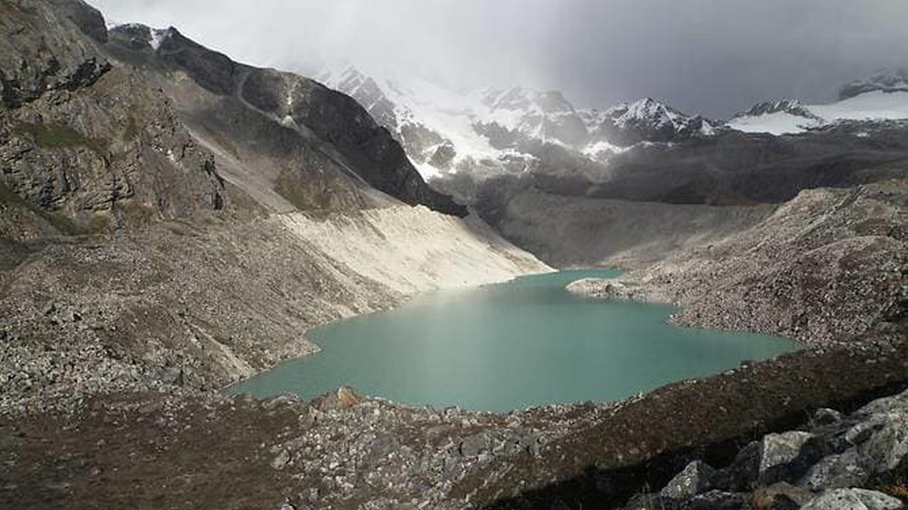 Danau glasial di Bhutan.