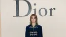 Jimin BTS tampil mencolok dengan siluet tailoring khas Dior. Dipadu dengan jeans dan suede boots [Dior]