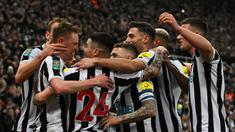 Pemain Newcastle melakukan selebrasi setelah Sean Longstaff mencetak gol pertama timnya ke gawang Southampton pada laga semifinal Carabao Cup 2022/2023 yang berlangsung di St James Park, Rabu (1/2/2023) WIB. The Magpies berhasil menang dengan skor 2-1. (AFP/Paul Ellis)